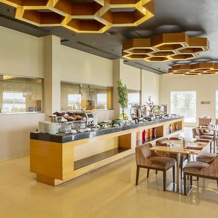 Hotel Naveen Lakeside Hubballi Exteriör bild