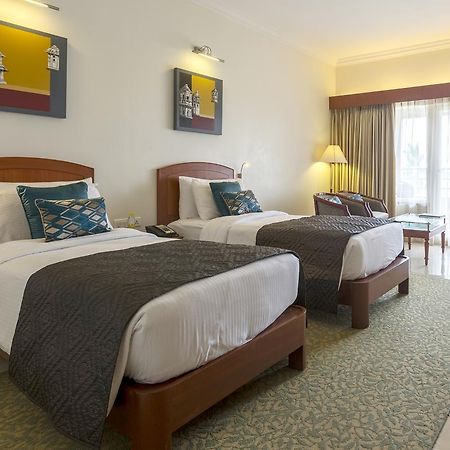 Hotel Naveen Lakeside Hubballi Exteriör bild
