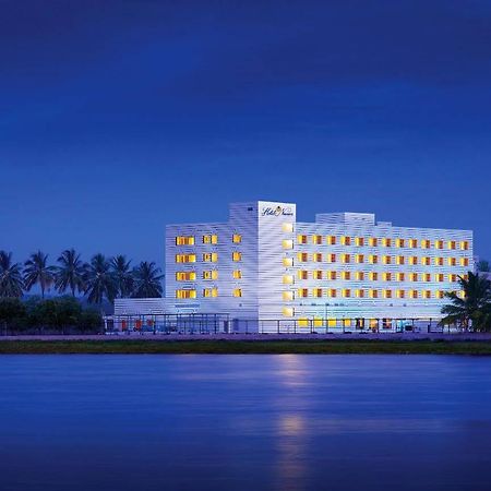 Hotel Naveen Lakeside Hubballi Exteriör bild