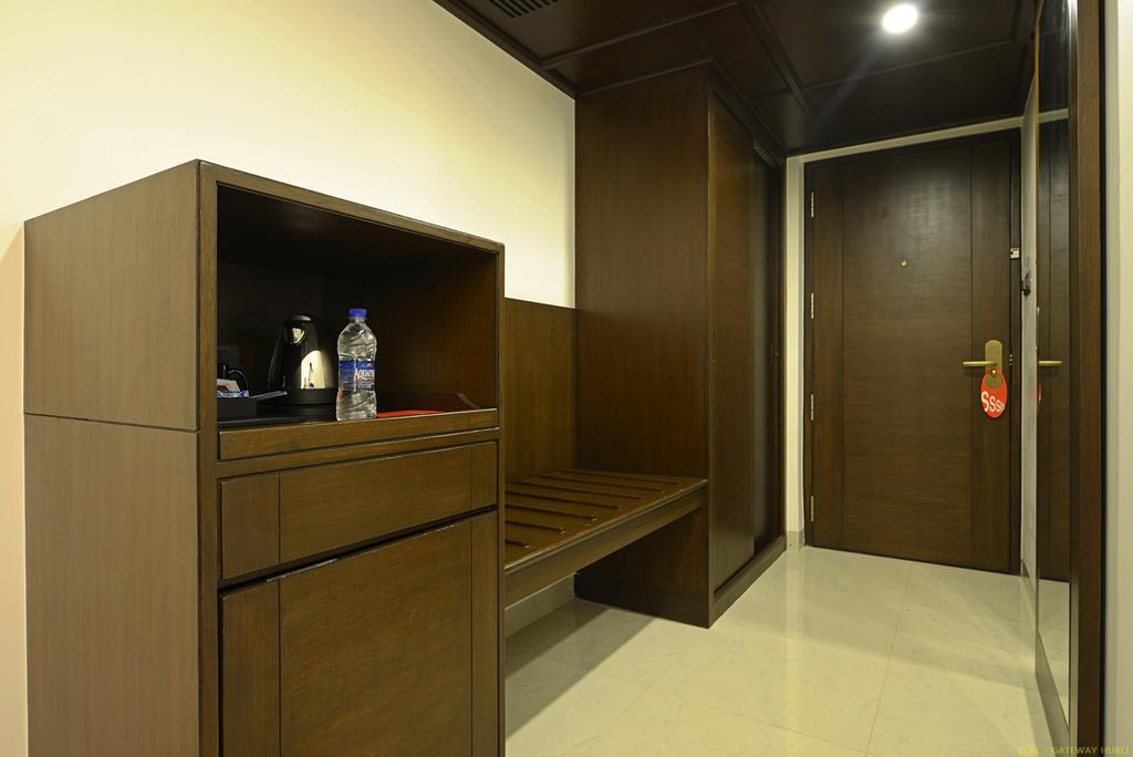 Hotel Naveen Lakeside Hubballi Exteriör bild
