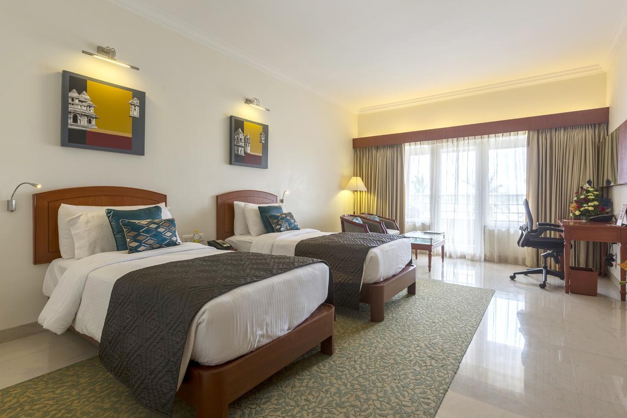 Hotel Naveen Lakeside Hubballi Exteriör bild