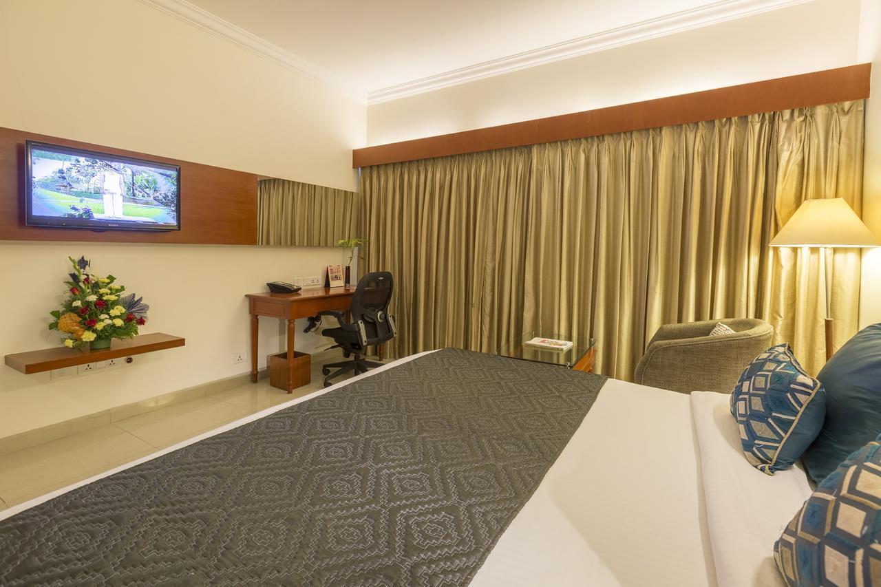 Hotel Naveen Lakeside Hubballi Exteriör bild