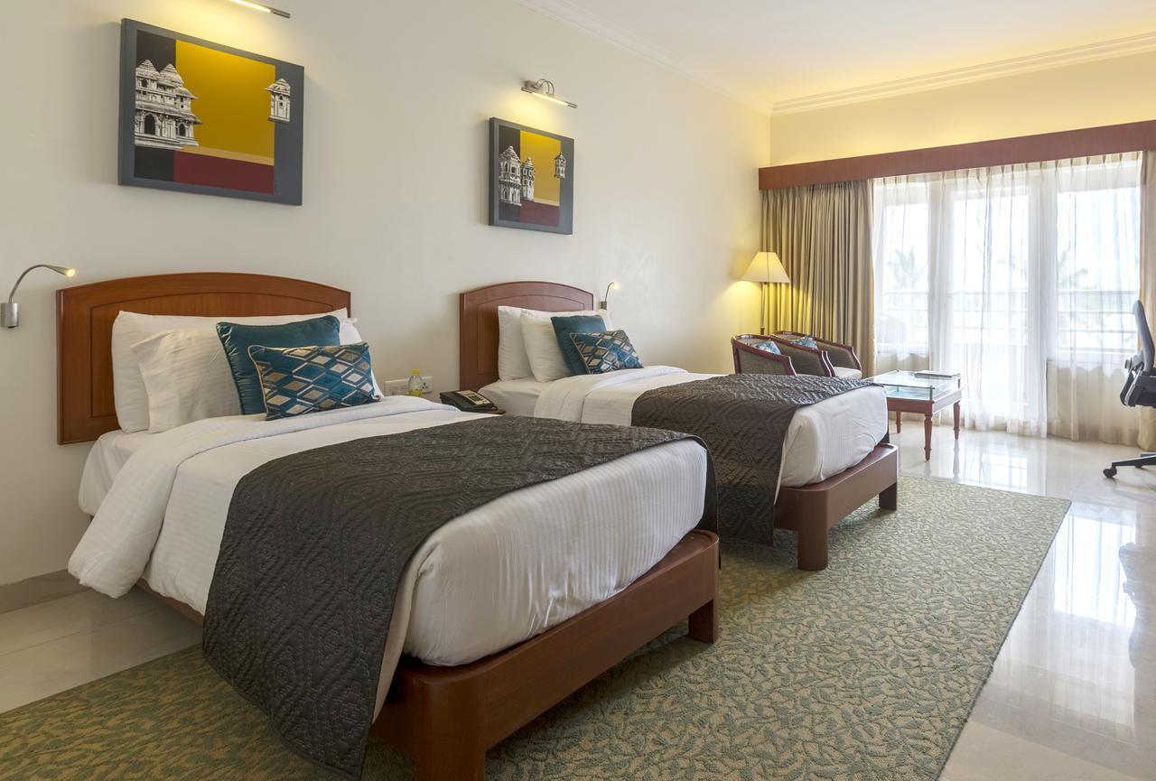 Hotel Naveen Lakeside Hubballi Exteriör bild