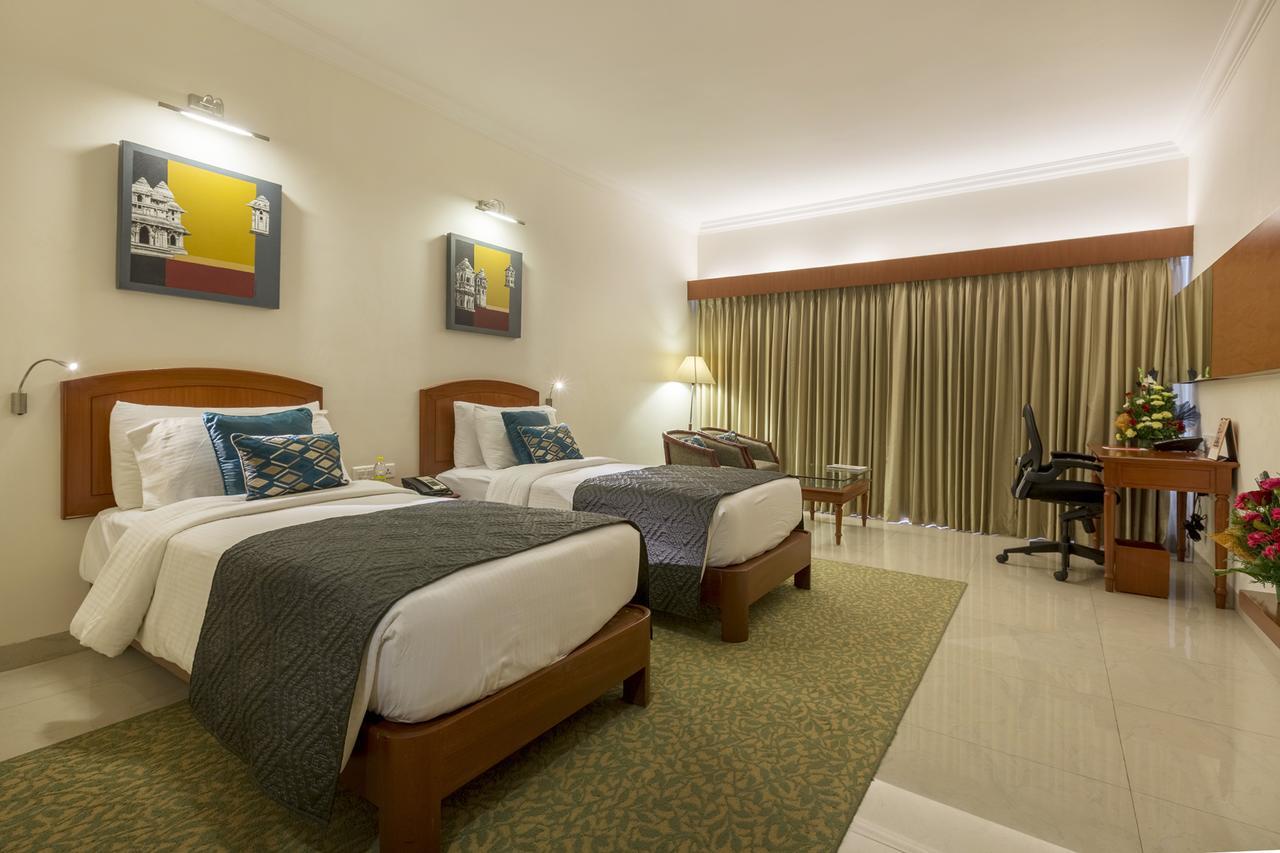 Hotel Naveen Lakeside Hubballi Exteriör bild
