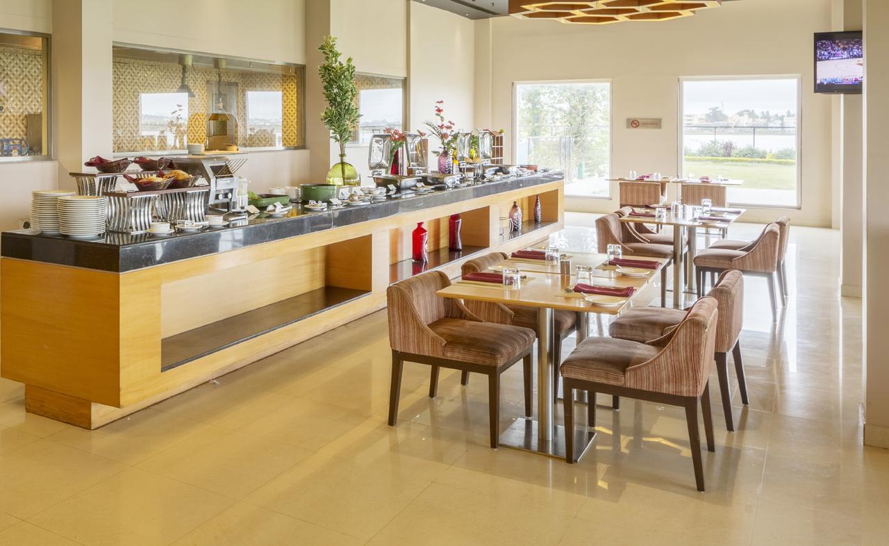 Hotel Naveen Lakeside Hubballi Exteriör bild