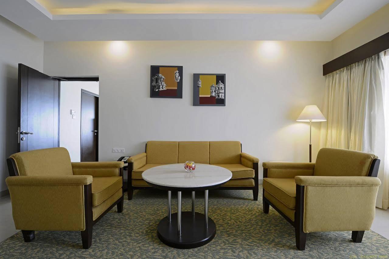 Hotel Naveen Lakeside Hubballi Exteriör bild