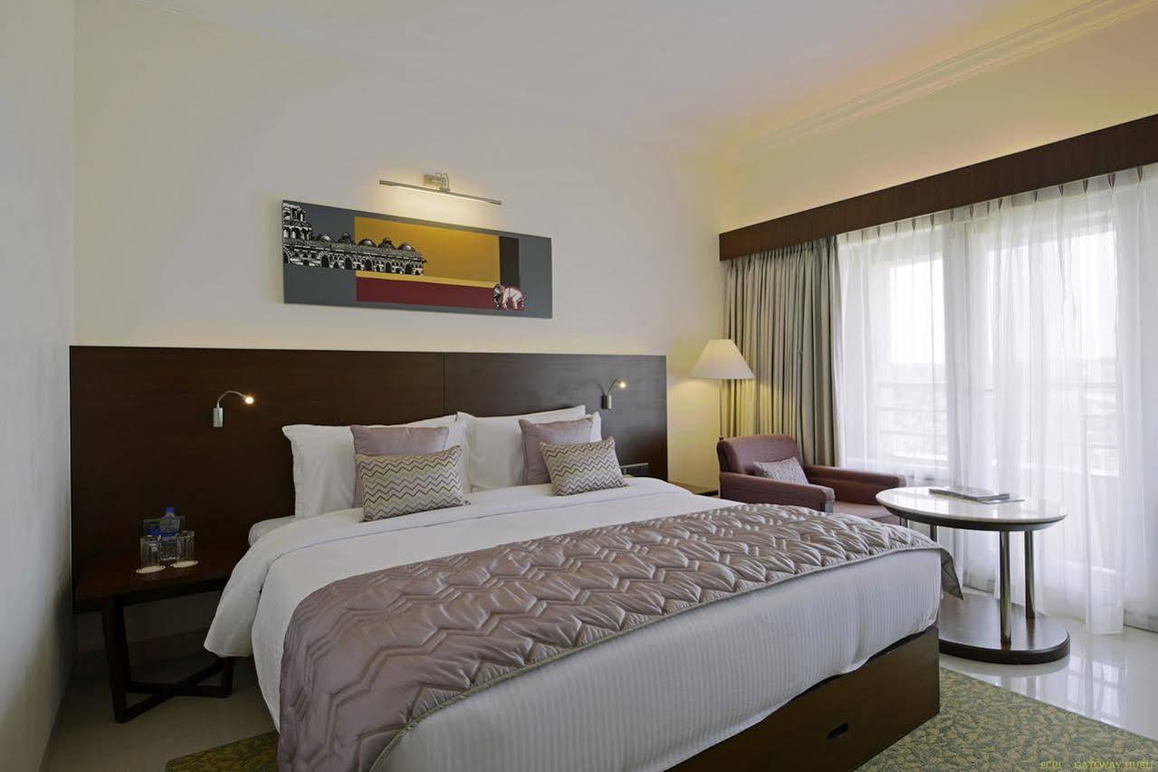 Hotel Naveen Lakeside Hubballi Exteriör bild
