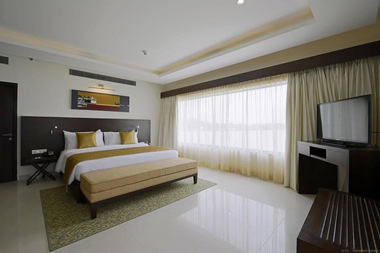 Hotel Naveen Lakeside Hubballi Exteriör bild