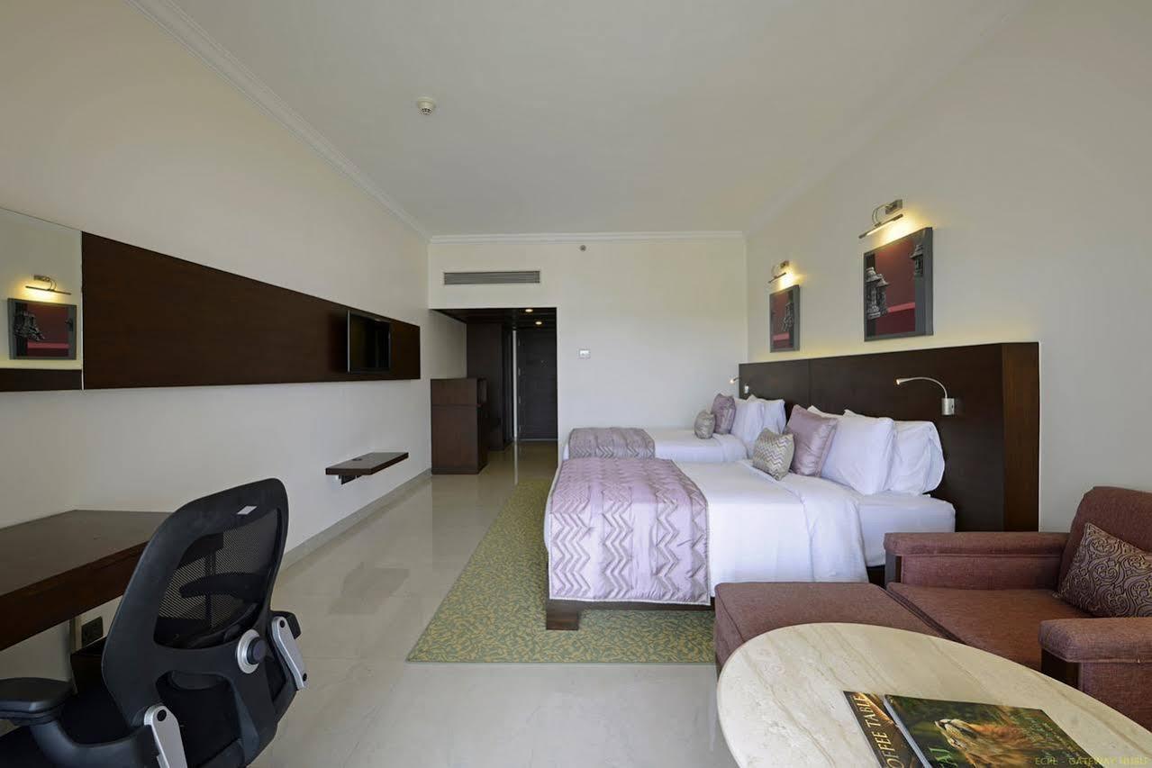 Hotel Naveen Lakeside Hubballi Exteriör bild