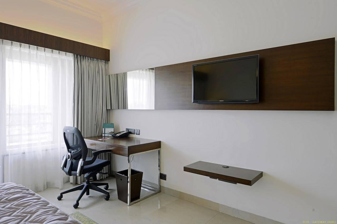 Hotel Naveen Lakeside Hubballi Exteriör bild