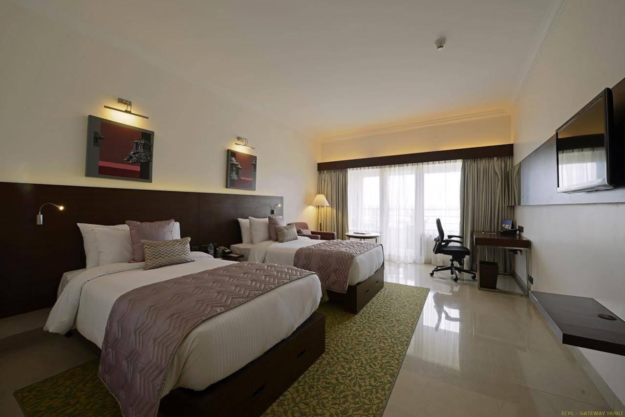 Hotel Naveen Lakeside Hubballi Exteriör bild