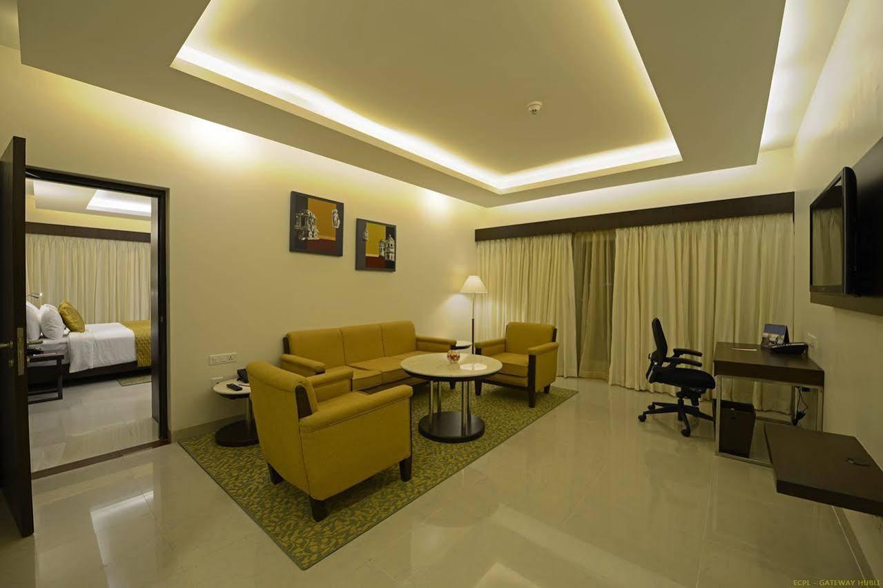 Hotel Naveen Lakeside Hubballi Exteriör bild