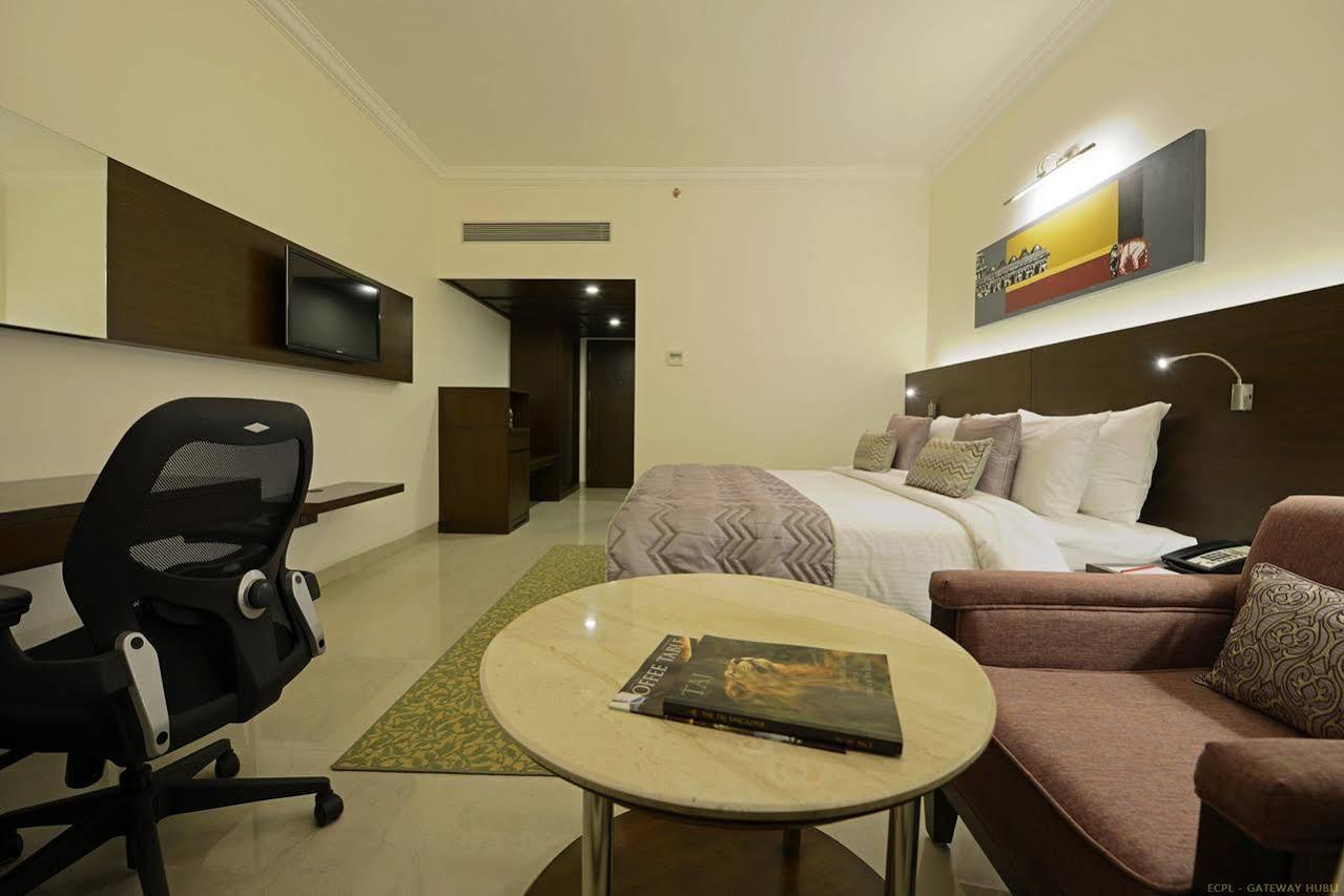 Hotel Naveen Lakeside Hubballi Exteriör bild
